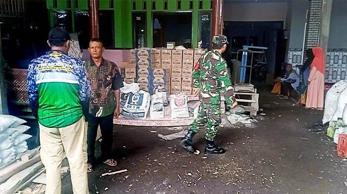 Suasana rumah duka korban di mutilasi di Dusun Jadukan, Desa Mojosari, Kecamatan Puger, Kabupaten Jember, Jawa Timur, Senin (27/1/2025).  Geger seorang anak laki-laki tega membunuh dan memutilasi tubuh ayah kandung sendiri di Jember, Jawa Timur. pelaku membawa kepala ayahnya di jalan