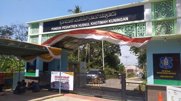 Gerbang Ponpes Husnul Khotimah Desa Manis Kidul, Kecamatan Jalaksaana, Kuningan. Foto diambil beberapa waktu lalu.