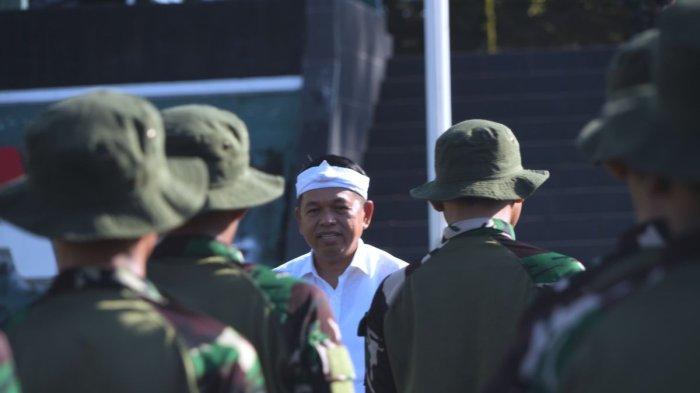 KEBIJAKAN MILITER KDM- Gubernur Jawa Barat Dedi Mulyadi saat mengunjungi tempat pembinaan siswa bermasalah di barak militer di Resimen Artileri Medan 1 Sthira Yudha, Batalyon Artileri Medan 9, Purwakarta, Jawa Barat, Senin (5/5/2025) pagi. Gubernur Jawa Barat, Dedi Mulyadi bakal melanjutkan kebijakan tegas di Barak Militer yang kini diperuntukan para preman dan orang dewasa yang kerap membuat onar.