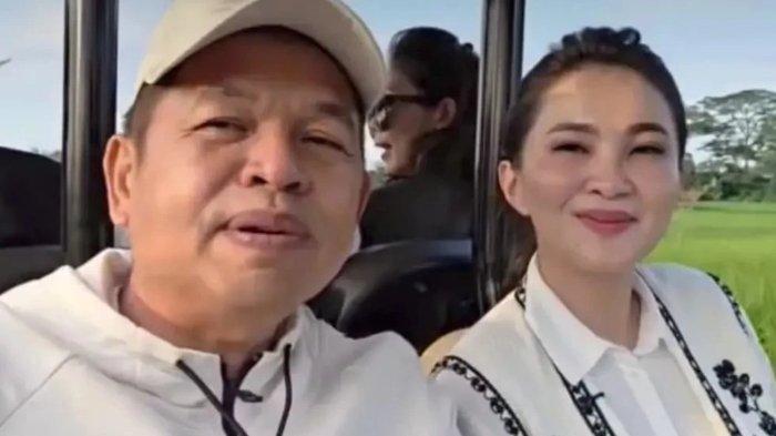 KDM DAN SHERLY - Gubernur Jawa Barat, Dedi Mulyadi, dan Gubernur Maluku Utara, Sherly Tjoanda, duduk berdampingan di mobil, mengenakan baju putih serasi, menunjukkan keakraban hangat, Minggu (8/6/2025). Berikut sederet faktanya.