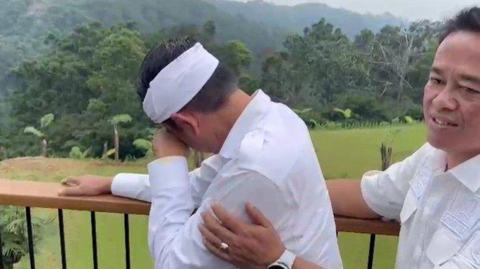 DEDI MULYADI MENANGIS- Gubernur Jawa Barat Dedi Mulyadi menangis ketika melihat alih guna lahan di kawasan Puncak Bogor, Jawa Barat. Alih guna lahan ini diduga menjadi pemicu banjir berulang di kawasan tersebut, Kini wisata disegel.