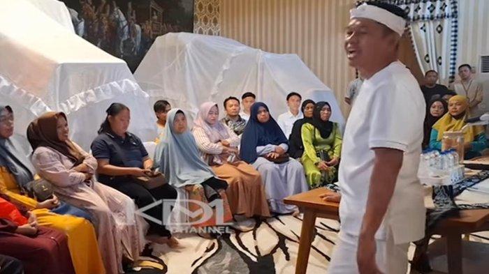 TEMUI WARGA : Gubernur Jawa Barat Dedi Mulyadi bertemu sejumlah warga rumah digusur lantaran dibangun di bantaran kali, Sabtu (27/4/2025).