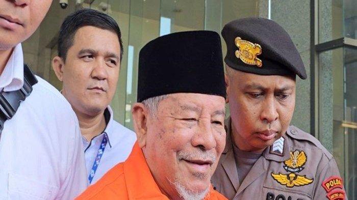 Gubernur Maluku Utara Abdul Gani Kasuba sebelum ditahan KPK terkait kasus dugaan suap proyek dan perizinan, Gedung KPK, Jakarta, Rabu (20/12/2023).