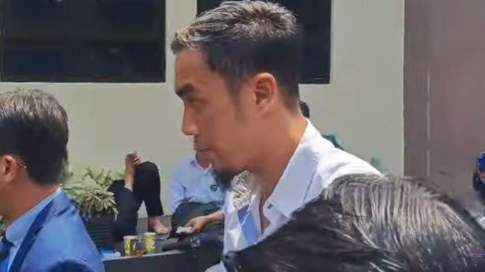 Gunawan Dwi Cahyo bungkamdatang ke Pengadilan Agama Bogor sidang cerai dengan Okie Agustina
