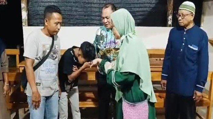 Guru SMPN 1 Kembangbahu, Kabupaten Lamongan, yang viral karena menampar murid, meminta maaf kepada orangtua murid serta menerima maaf dari sang murid
