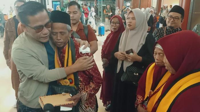 Gus Miftah peluk Ahmad Zuhdi1