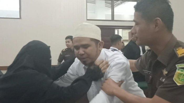 Gus Samsudin akhirnya bisa menghirup udara bebas setelah berakirnya masa tahanan terkait kasus konten viral tukar pasangan.