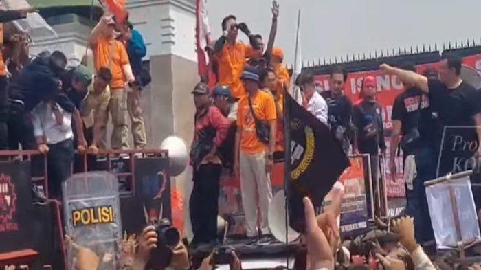 Habiburokhman anggota Baleg DPR RI dilempari botol saat menghampiri pendemo di gedung DPR RI, Jakarta Pusat, Kamis (11/8/2024).