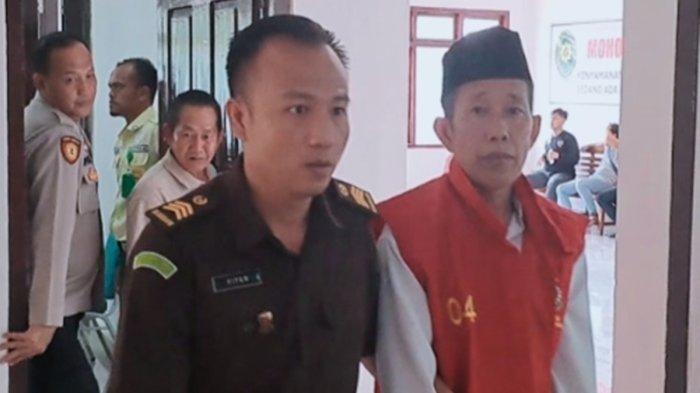Hajidin (pakai rompi oranye) diduga menjadi korban salah tangkap. Ia divonis 7 tahun penjara. Padahal pelaku asli sudah bersaksi tak mengenalinya.