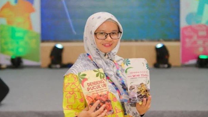 Herina Yuni Utami memperlihatkan inovasi dendeng pucuk ubinya yang sukses dipasaran.