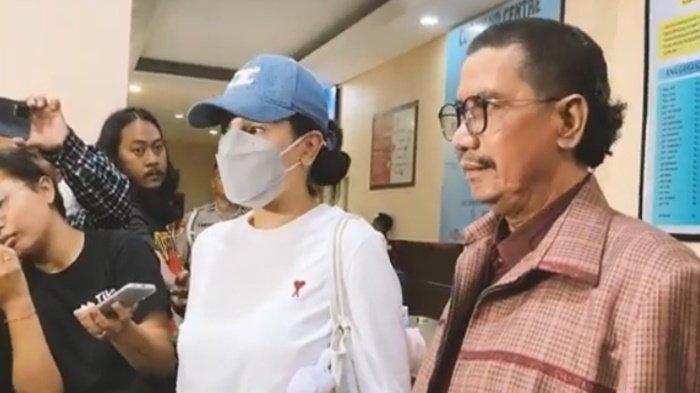 Nikita Mirzani ungkap soal Hidungnya luka diduga akibat ditonjok Lolly saat menjemput putrinya pulang. Ia menegaskan tak masalah selagi dilakukan darah dagingnya