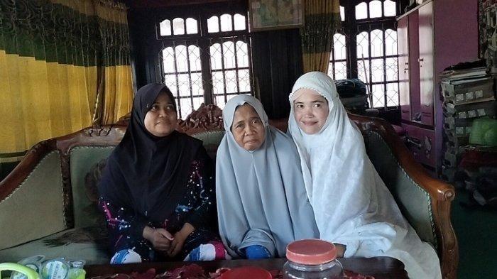 Hj Ica (40) istri dan mertua dari Satir (40) sopir bus Borlindo rute Palu-Makassar bercerita terkait sang suami membawa 30 penumpangnya makan gratis di rumah mertua saat lebaran.