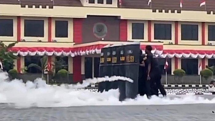ILUSTRASI: Sejumlah polisi melakukan latihan menembak gas air mata.