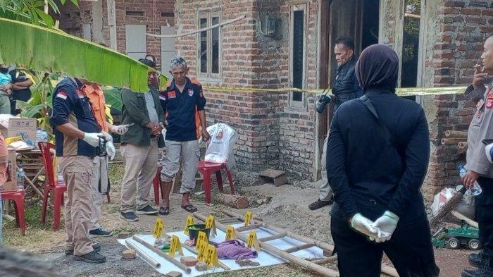 INAFIS Polda Jabar sedang melakukan olah TKP di Rumah Kakek Rauf di Dusun Parigi 2 Desa Parigimulya Kecamatan