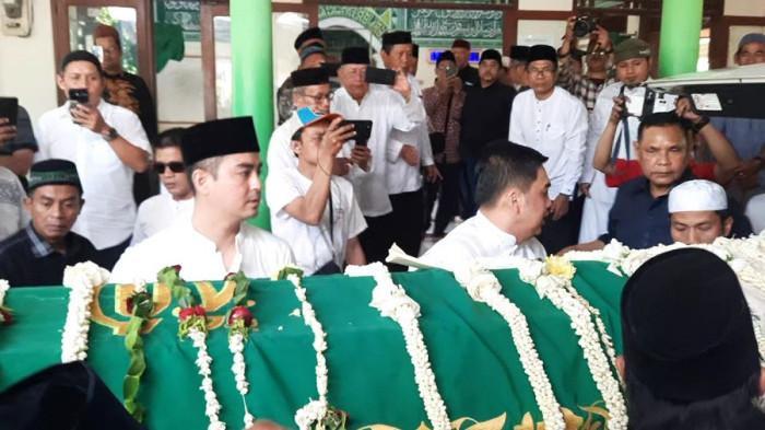 IRINGI PROSES PEMAKAMAN --- Ratusan warga dan santri mengiringi proses pemakaman mantan Menteri Agama Suryadharma Ali di komplek Pondok Pesantren Miftahul'Ulum Jalan KH. Ahmad Kp. Mariuk, Rt 002/008, Ds Gandasari. Kecamatan Cikarang Barat, Kabupaten Bekasi pada Kamis (31/7/2025).