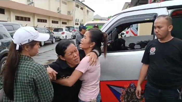 Ibu Aldi Sahilatua Mahasiswa Asal Medan Tewas di Kosan Bali Histeris