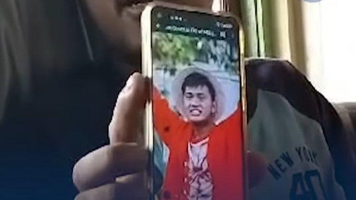 KELUARGA WNI TEWAS DI JEPANG - Herci (34) Kakak Sulung Tris Rizky Akbar Reformansyah saat menunjukkan potret sang adik sebelum tewas kecelakaan kerja di Jepang. Ibu menangis pilu kenang momen terakhir.