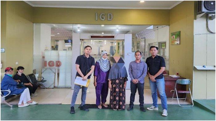 Seorang ibu penderita ODGJ membunuh anak kandung di PALI, Kamis (3/8/2023). Polisi ungkap kondisi terkini pelaku dan sebab pelaku jadi ODGJ. Unit PPA Satreskrim Polres PALI saat membawa pelaku ke RS Ernaldi Bahar Palembang.