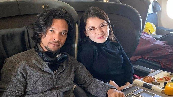 Edward Akbar dan Kimberly Ryder. Ibunda Kimberly Ryder, Irvina Zainal lagi-lagi dibuat elus dada dengan sikap menantunya, Edward Akbar. hanya mengirimkan Rp 1,5 juta untuk biaya anak