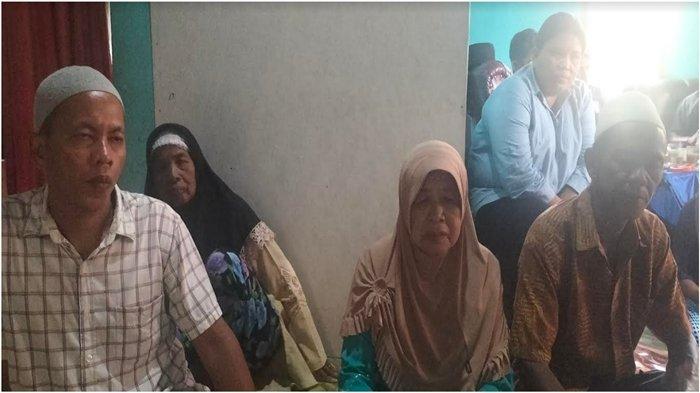 Idun Rohim Zen bin Rohim (84) jemaah haji asal OKI hilang kontak di tanah suci sejak dua pekan lalu. Keluarga zikir dan baca yasin bersama tiap hari berharap Idun ditemukan, Senin (10/7/2023). Sanuda (dua dari kanan) istri Idun didampingi keluarga.