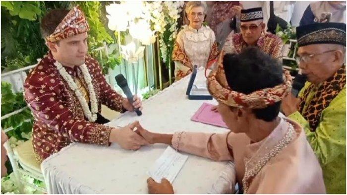 Ijab kabul Simon Schiffmann bule Jerman nikahi Evi Lesvita gadis Ogan Baturaja Sumsel yang dipandu oleh utadz Abu Nasir, Jumat (20/10/2023).