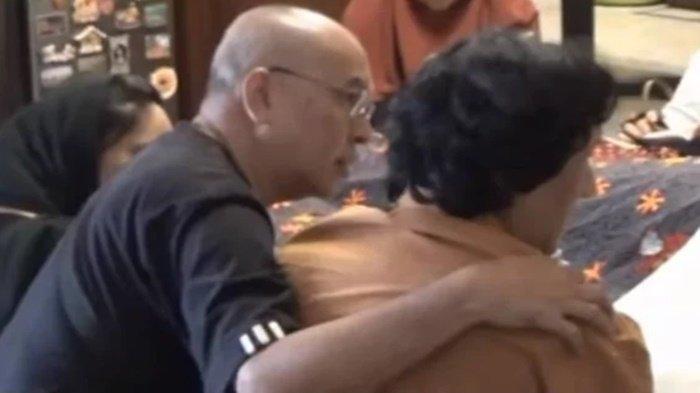 Ikang Fawzi duduk di samping jenazah istrinya, Marissa Haque. Ikang meminta agar Marissa Haque, dimakamkan usai salat Ashar alih-alih keluarga lain ingin dikubur sesudah Dzuhur, ingin lebih lama berdekat