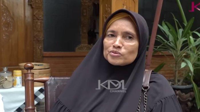 Inilah sosok Bu Nining pemilik warung yang menjadi lokasi nongkrong para terpidana kasus Vina Cirebon