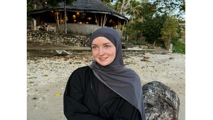 Inilah sosok Ulia Naci selebgram asal Rusia viral curhat diturunkan driver taksi online saat di Bengkulu.