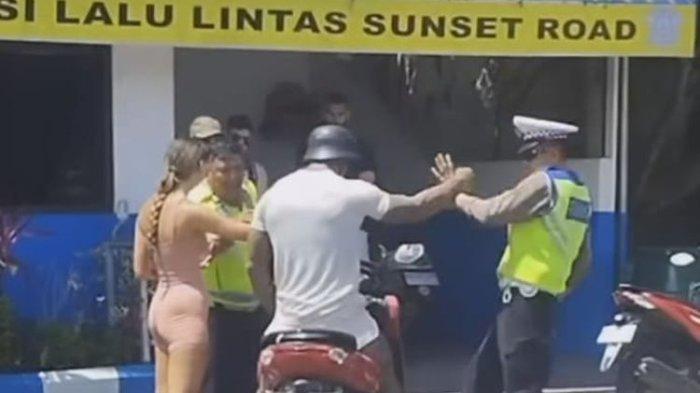 Inilah sosok Warga Negara asing (WNA) mendorong polisi lalu lintas ketika hendak diperiksa di jalan raya. memiliki tubuh gempal tangan dan penuh tato