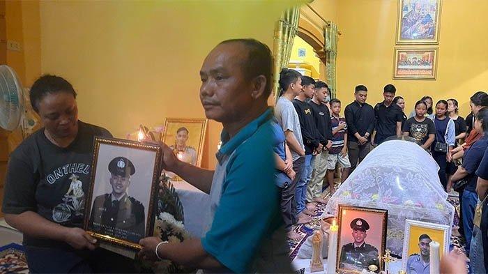 Inosensia Antonia Tarigas dan Y. Pandi menunjukan foto Bripda Ignatius Dwi Frisco Sirage, anggota Polri yang tewas diduga tertembak oleh rekannya sesama Polisi di Rusun Polri Cikeas, Gunung Putri, Bogor, Jawa Barat.