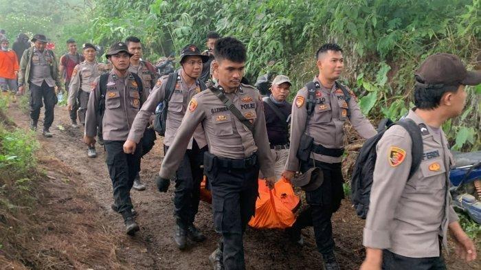 Personel Polda Sumbar saat mengevakuasi korban erupsi Gunung Marapi di Batu Palano, Kecamatan Sungai Pua, Kabupaten Agam, Sumatera Barat (Sumbar), Selasa (5/12/2023).