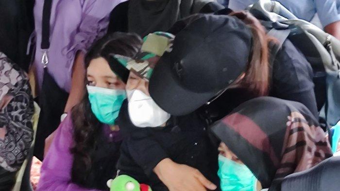 Isak tangis keluarga mengiring pemakaman keempat jenazah anak yang dibunuh oleh ayah kandungnya, yakni VA, SK, RA, dan AK, di Tempat Pemakaman Umum (TPU) Perigi Sawangan, Depok, Jawa Barat pada Minggu (10/12/2023) sore.