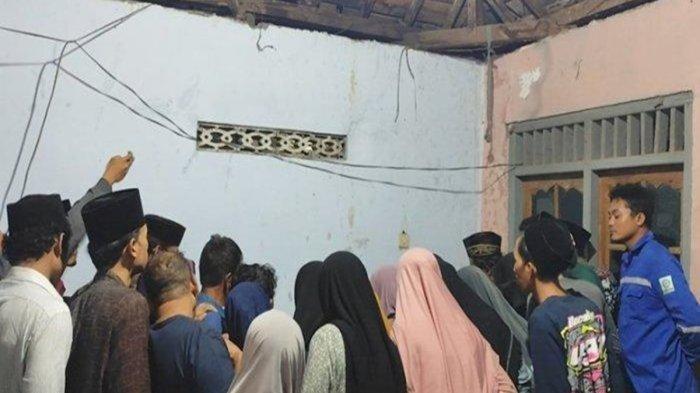 Isak tangis warga dan keluarga saat melihat peti jenazah almarhumah SNH (19) korban pembunuhan dibuka di rumah duka