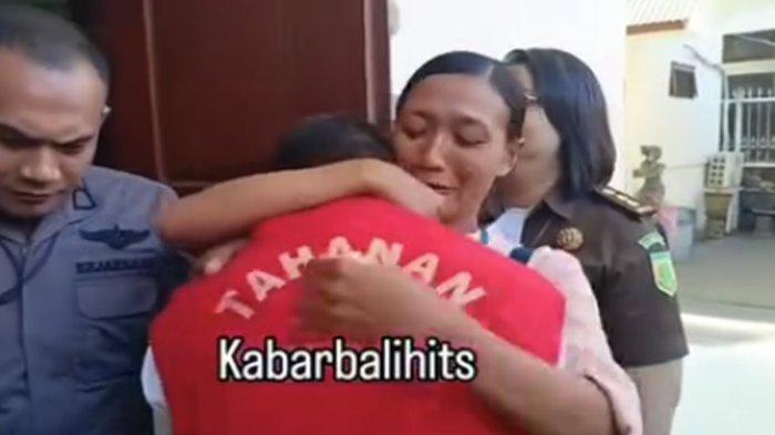 
Istri I Nyoman Sukena, tak kuasa menahan tangisnya karena suaminya harus menghadapi masalah hukum hanya karena memelihara landak yang ia rawat dengan niat baik.