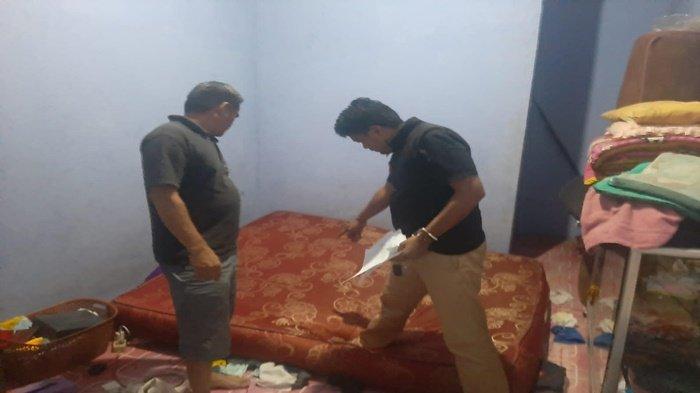 Polisi saat melakukan olah TKP di lokasi istri potong alat vital suami di Desa Simpang Bayat kecamatan Bayung Lencir, Kabupaten Musi Banyuasin (Muba).