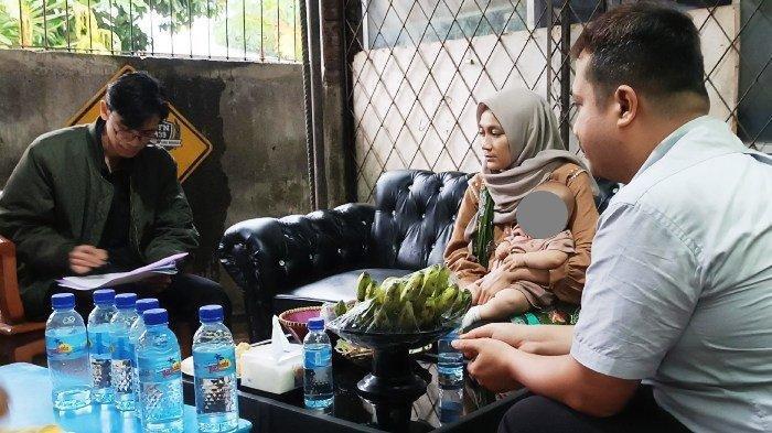 PENGACARA - Istri almarhum Brihadir Muhamad Nurhadi (tengah) menggendong bayinya bersama tim kuasa hukum keluarga, di Desa Sembung, Kecamatan Narmada, Lombok Barat, Sabtu (13/7/2025).