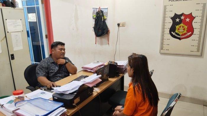JBD, ibu pelaku penganiayaan di Batam terhadap anaknya menjalani pemeriksaan di Polsek Bengkong, Kamis (14/11/2024)