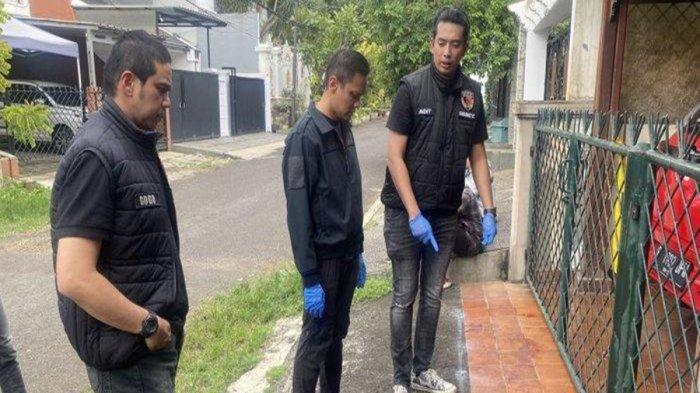 Jajaran Polres Metro Jakarta Selatan menggelar olah tempat kejadian perkara (TKP) kasus remaja, MAS (14) yang membunuh ayah dan nenek, APW (40) dan RM (60) di kediaman mereka di Perumahan Taman Bona Indah, Blok B6, RT 8 RW 6, Lebak Bulus, Jakarta Selatan, Sabtu (30/11/2024) sekitar pukul 01.00 WIB. Berikut fakta-fakta terkait pembunuhan bocah terhadap ayah dan neneknya di Lebak Bulus di mana korban dihabisi saat tidur.