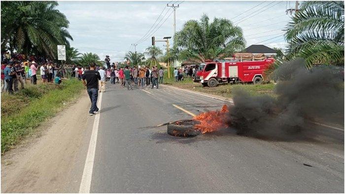 Jalinsum Muratara diblokade pendemo, Sabtu (17/2/2024) petang. Kendaraan baik dari arah Kota Lubuklinggau maupun Provinsi Jambi dipaksa putar balik.