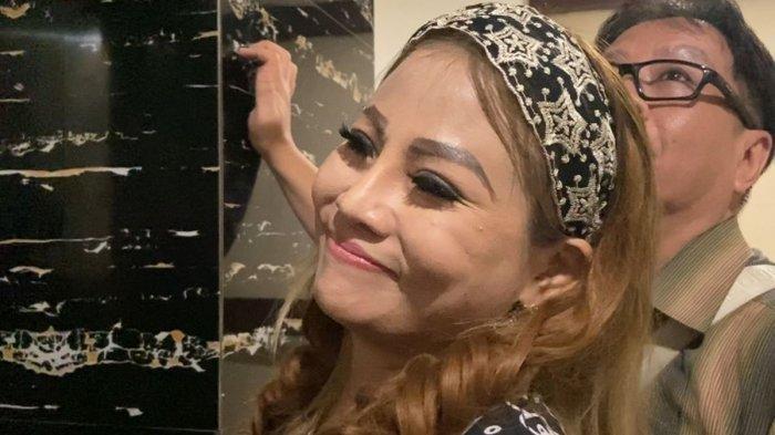 PERUSAHAAN JAN HWA DIANA DISEGEL - Jan Hwa Diana, pemilik perusahaan UD Sentoso Seal yang disegel Pemerintah Kota (pemkot) Surabaya, Selasa (22/4/2025). Merasa tak bersalah.