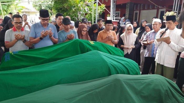 Jenazah ketiga korban kecelakaan maut di Jalan Hangtuah, Kota Pekanbaru saat disemayamkan di rumah duka, Rabu (1/1/2025).