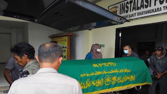 Jenazah korban saat dibawa ke di RS Bhayangkara Palembang