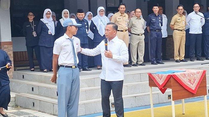 PAKAI SEPATU JEBOL - Juan bersama Menteri Kependudukan dan Pembangunan Keluarga/Kepala BKKBN, Wihaji.
