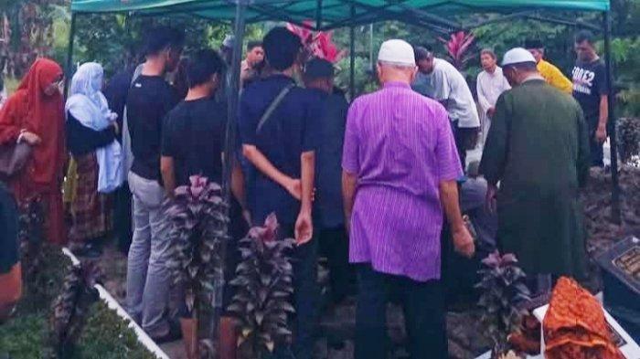 PROSES PEMAKAMAN WAKEPSEK. Jenazah Juniwarti, seorang wakil kepala sekolah sebuah SMPN di Kuansing, korban pembunuhan yang diduga dilakukan oleh suami sendiri dimakamkan di TPU Kartama Pekanbaru, Selasa (25/2/2025). Juniwarti (51), seorang istri ditemukan tewas diduga dibunuh oleh suaminya, Elvis Ardi (48), jabat Wakil Kepala Sekolah, dikenal guru yang ceria