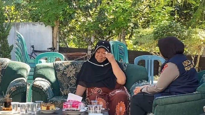 KASUS PEMBUNUHAN MUTILASI- Ibu dari korban mutilasi sedang berbincang bersama tim psikologis Polda Sumbar di rumah duka kawasan Balah Ilia Utara Lubuk Aluang, Kabupaten Padang Pariaman, Sumatera Barat, Jumat (20/6/2025). Ibu korban menyebut ayahnya sejak mengetahui kabar tersebut sulit untuk makan.