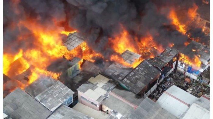 KEBAKARAN KAPUK MUARA - Pantauan udara area seluas 30.000 meter persegi yang terbakar di kawasan Kapuk Muara, Penjaringan, Jakarta Utara, Jumat (6/6/2025).