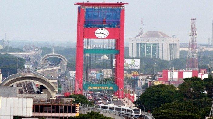 KOLABORASI WUJUDKAN ENERGI BERSIH --- 
Kereta listrik ringan atau LRT Sumsel melintas di lintas LRT tengah Kota Palembang, Senin (11/11/2024). PT PLN (Persero) terus berkomitmen untuk menghadirkan energi bersih di Indonesia. Salah satu langkah konkritnya adalah kolaborasi dengan LRT Sumsel. Dengan mengintegrasikan sistem energi terbaru, PLN berhasil menyalurkan listrik ramah lingkungan untuk mengoperasikan LRT, transportasi massal modern di Kota Palembang. Kolaborasi ini tidak hanya memberikan pasokan listrik yang stabil dan efisien, tetapi juga menjadi contoh nyata bagaimana teknologi hijau dapat diterapkan dalam kehidupan sehari-hari. LRT Sumsel yang beroperasi dengan listrik dari PLN menjadi simbol kemajuan kota dan upaya untuk mengurangi emisi karbon. Gambar diambil dari Helipad Charitas Hospital Palembang.