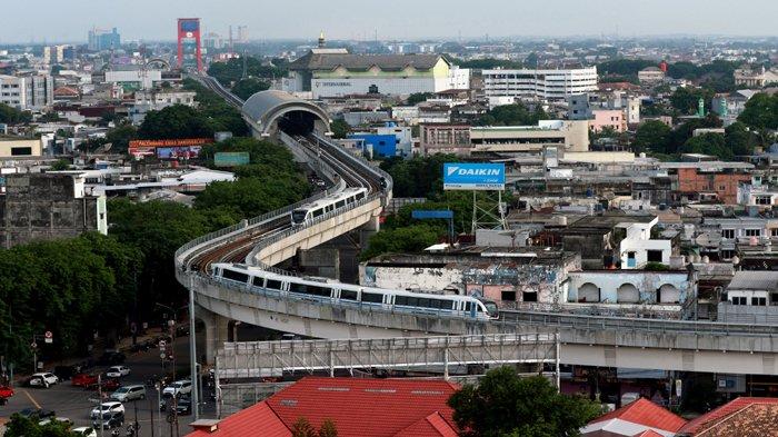 KOLABORASI WUJUDKAN ENERGI BERSIH --- 
Kereta listrik ringan atau LRT Sumsel melintas di lintas LRT tengah Kota Palembang, Senin (11/11/2024). PT PLN (Persero) terus berkomitmen untuk menghadirkan energi bersih di Indonesia. Salah satu langkah konkritnya adalah kolaborasi dengan LRT Sumsel. Dengan mengintegrasikan sistem energi terbaru, PLN berhasil menyalurkan listrik ramah lingkungan untuk mengoperasikan LRT, transportasi massal modern di Kota Palembang. Kolaborasi ini tidak hanya memberikan pasokan listrik yang stabil dan efisien, tetapi juga menjadi contoh nyata bagaimana teknologi hijau dapat diterapkan dalam kehidupan sehari-hari. LRT Sumsel yang beroperasi dengan listrik dari PLN menjadi simbol kemajuan kota dan upaya untuk mengurangi emisi karbon. Gambar diambil dari Helipad Charitas Hospital Palembang.