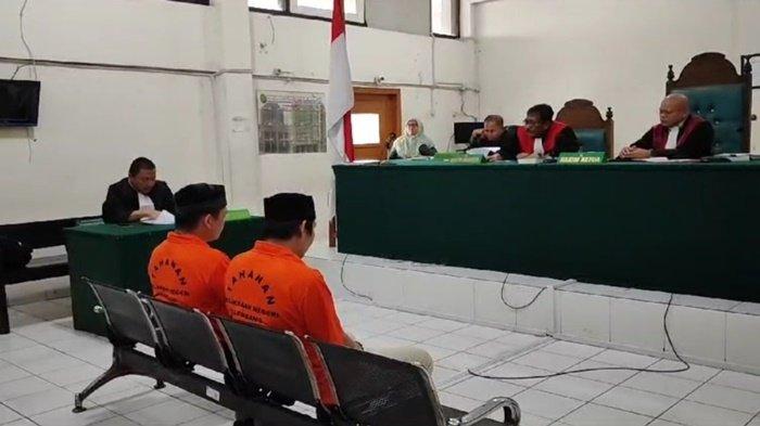 Arwandi dan Ariansyah kakak beradik terdakwa pembunuhan adik Bupati Muratara menjalani sidang tuntutan di Pengadilan Negeri Palembang, Rabu (28/2/2024)