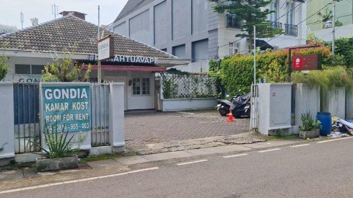 INDEKOS DIPLOMAT KEMENLU - Kamar indekos diplomat muda Arya Daru Pangayunan (39) di Jalan Gondangdia Kecil, Menteng, Jakarta Pusat dipasangi garis polisi.